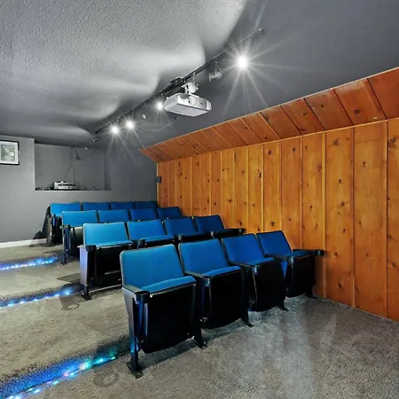 Arvada Retreat + 6 Bd + Movie Theater Villa